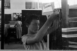 CECR_0008 - Estudante em atividade de tecelagem, 1956