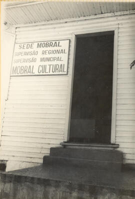 Fachada da sede do MOBRAL, com placa indicativa das supervisões regional e municipal e do Posto C...