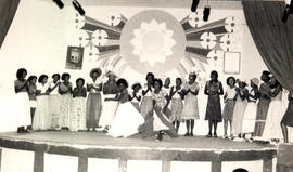 09 - Crianças dançando samba em uma apresentação escolar no Posto Mobral de Pirapora em Minas Ger...