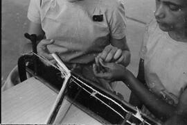 CECR_0023 - Detalhe de atividade de tecelagem, 1956