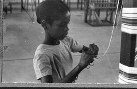 CECR_0001 - Estudante manuseando cordão em atividade manual, 1956