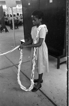 CECR_0014 - Estudante em atividade de trançado têxtil, 1956