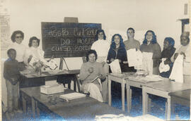 Turma do curso de bordado no Posto Cultural do MOBRAL, com exposição dos trabalhos realizados. Ja...