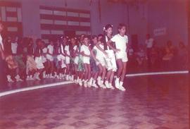 Crianças apresentando a dança do minhocão